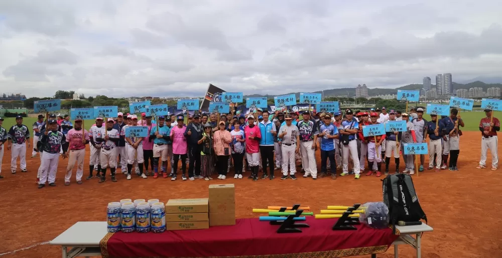 2023 臺北市旅北都全國原住民族慢速壘球錦標賽開幕式大合照(大會提供)。