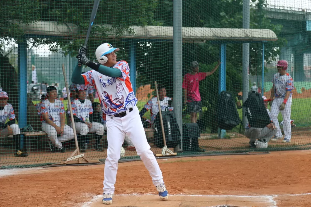 前職棒選手代表呂俊雄北海鱈魚香絲隊出賽(大會提供)。