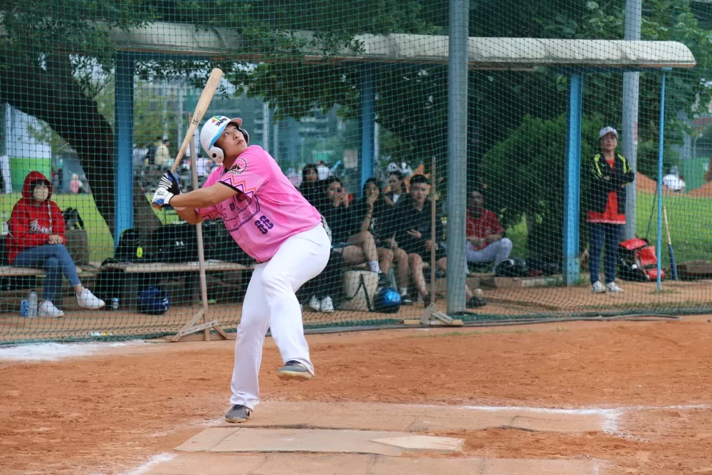 迷呱嘟隊陳俞翔背靠背擊出全壘打(大會提供)。