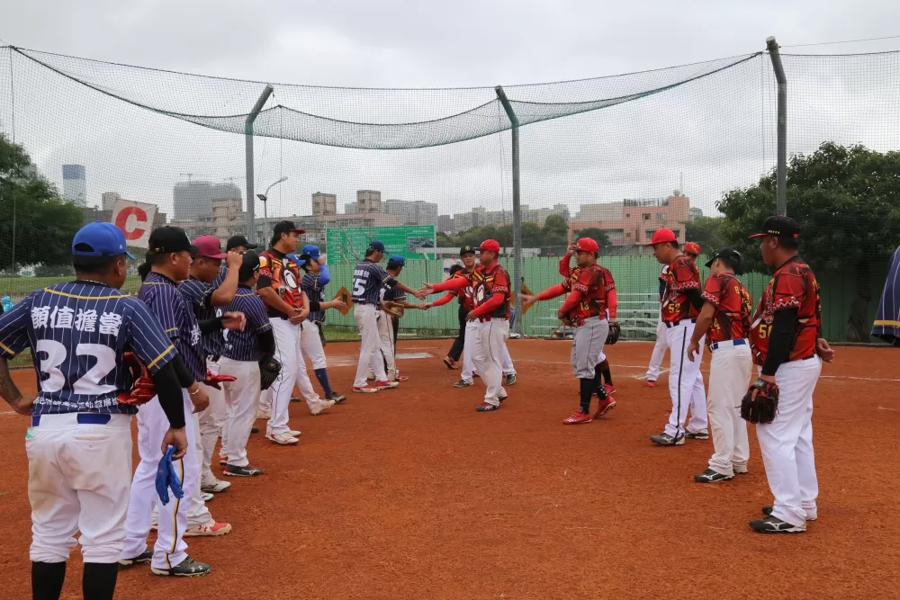 賽前選手們握手致意為今天精彩賽揭開序幕(大會提供)。