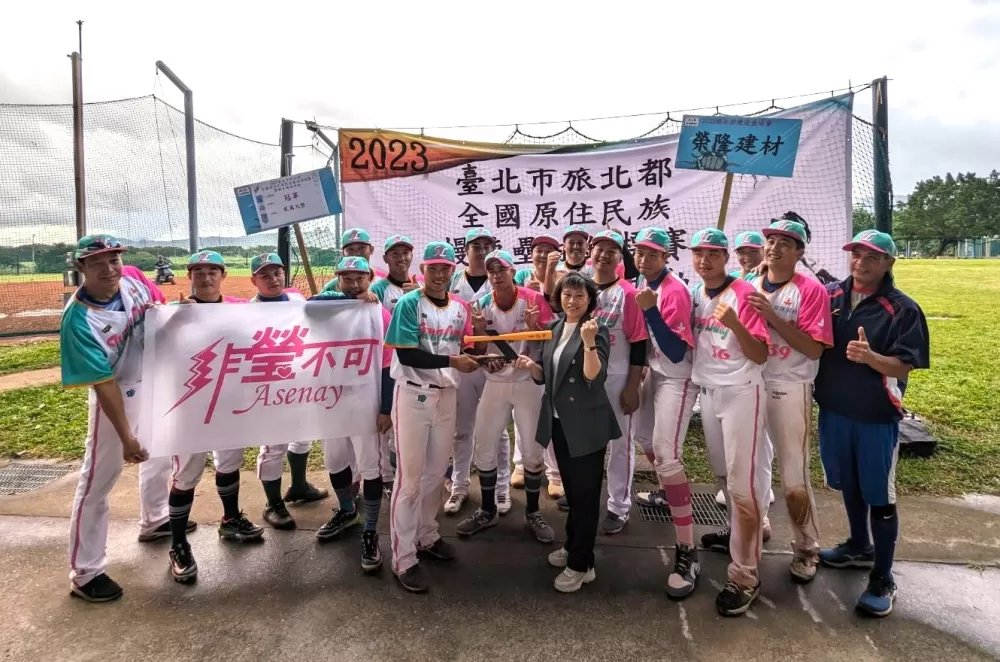 2023 臺北市旅北都全國原住民族慢壘錦標賽公開組由榮隆建材隊勇奪冠軍(大會提供)。