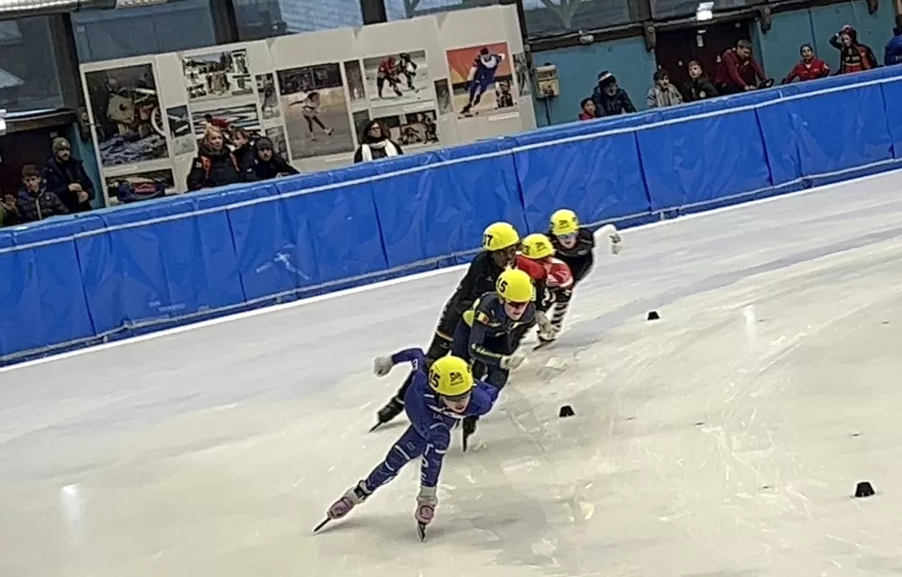 黃芊華(前)在義大利青年短道競速滑冰國際賽連兩屆奪三金。Alta Valtellina Trophy/提供。