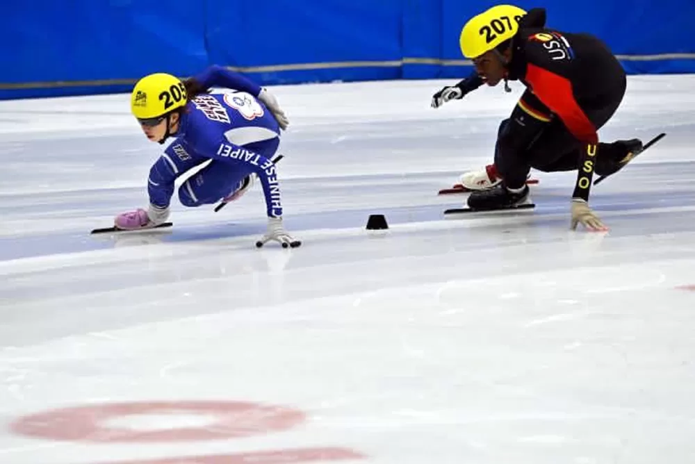 黃芊華(前)在義大利青年短道競速滑冰國際賽連兩屆奪三金。Alta Valtellina Trophy/提供。