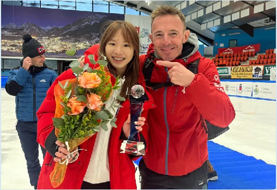 黃芊華和義大利教練。黃媽媽／提供。