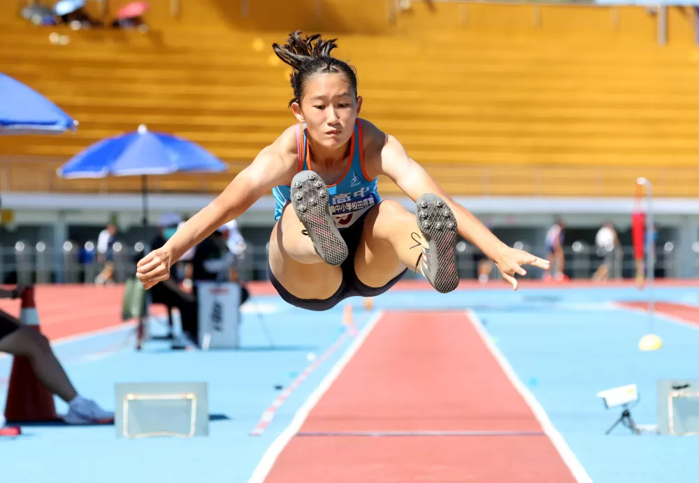 惠文高中「學霸」張羽萱三級跳遠破大會。林嘉欣／攝影。