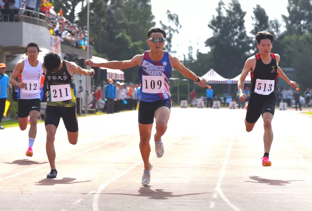 「最速警察」楊原順（中）奪三金。中央警大提供。