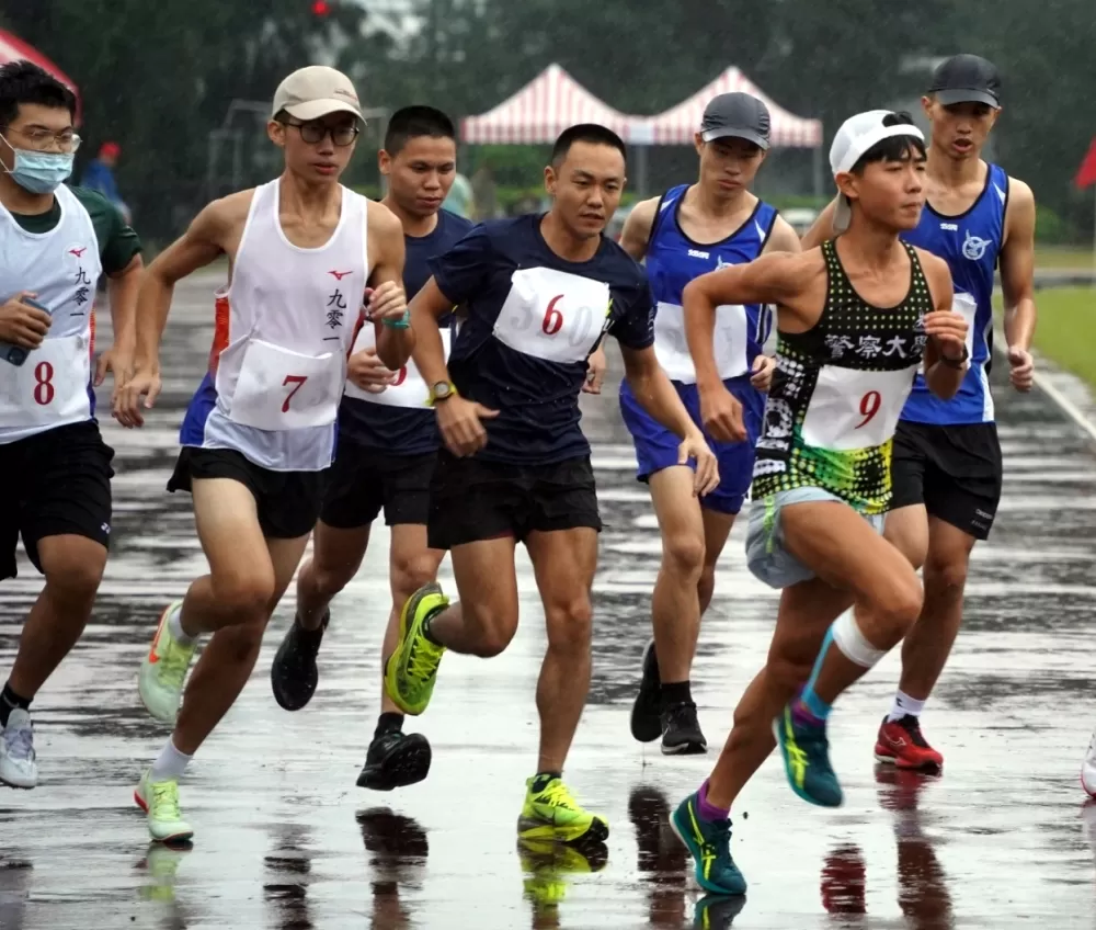 江尚育（前）10000公尺奪金。中央警大提供。