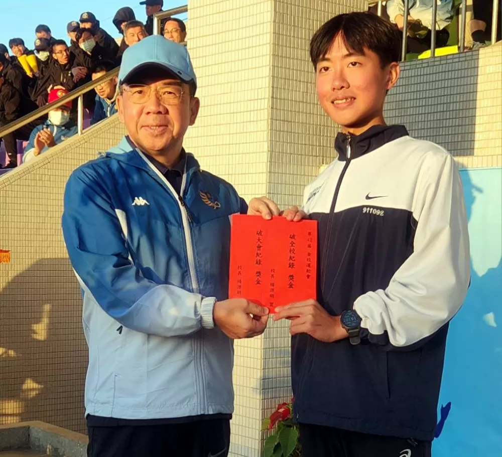 中央警大校長楊源明頒發破紀錄獎金給江尚育。中央警大提供。