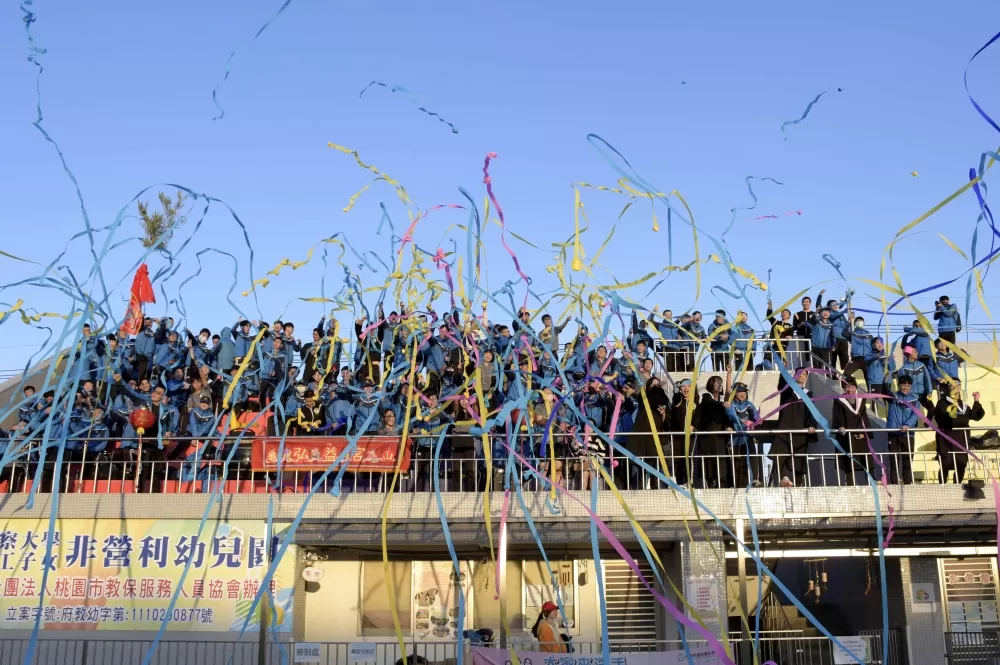 拋彩帶。中央警大提供。