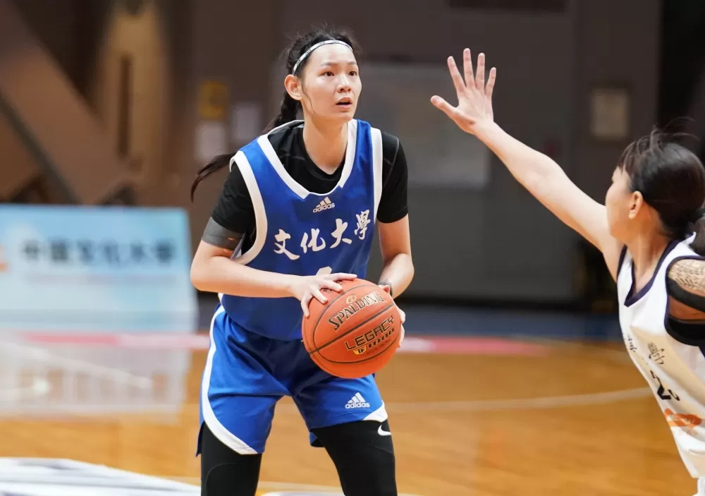 文化大學郭虹廷27分8籃板。大專體總提供。下同。