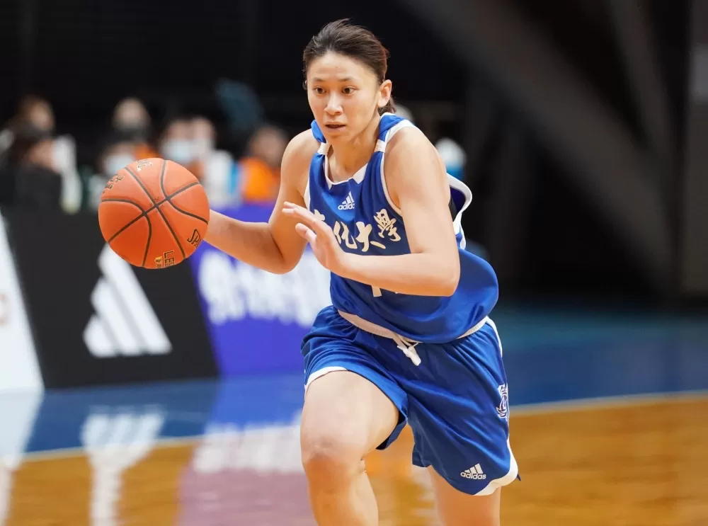 文化大學鄭慧慈13分11籃板。