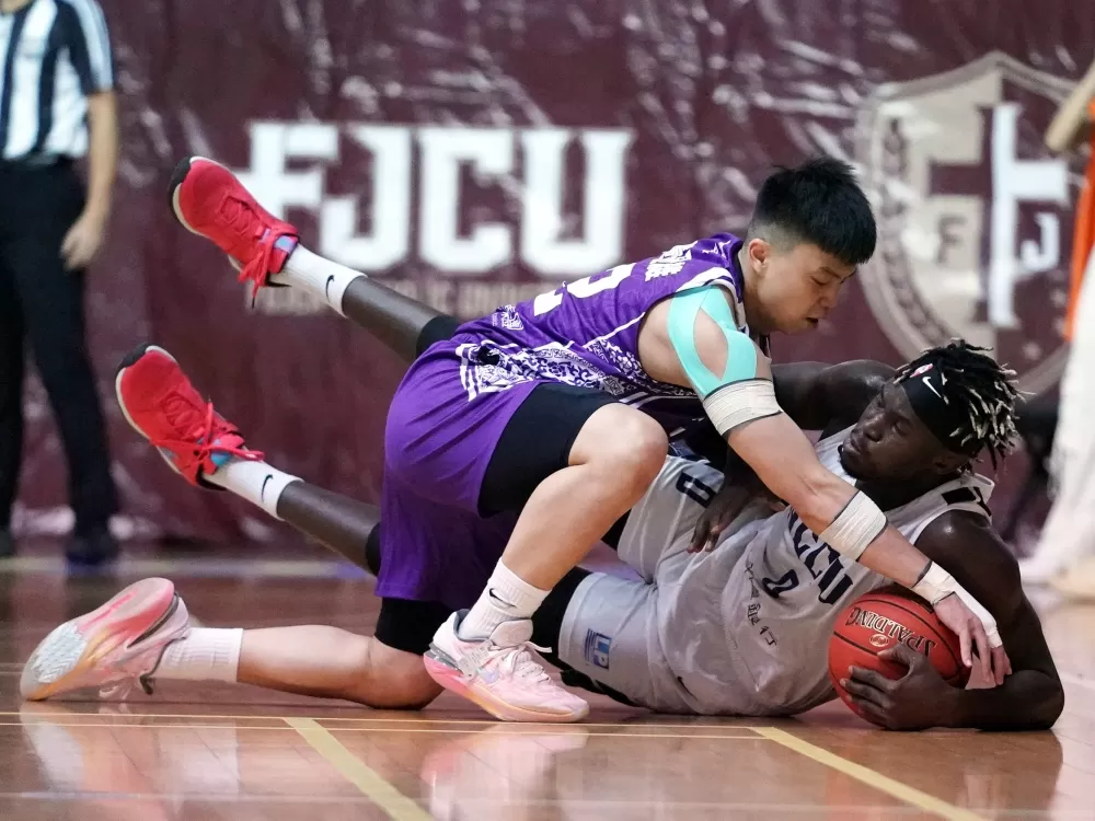 政大莫巴耶19分11籃板。