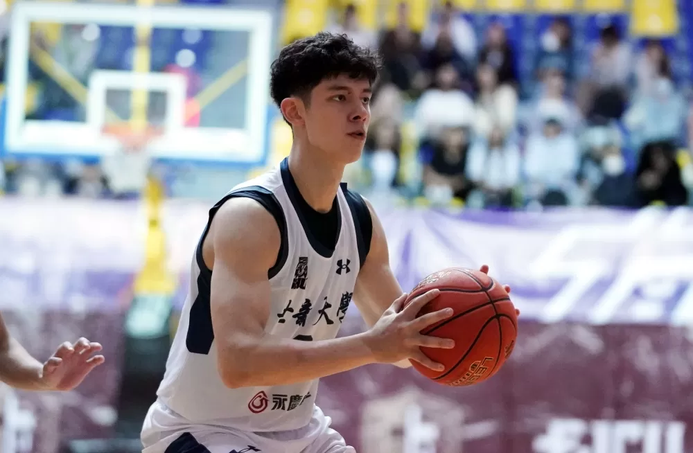 世新曾睦軒16分7籃板。