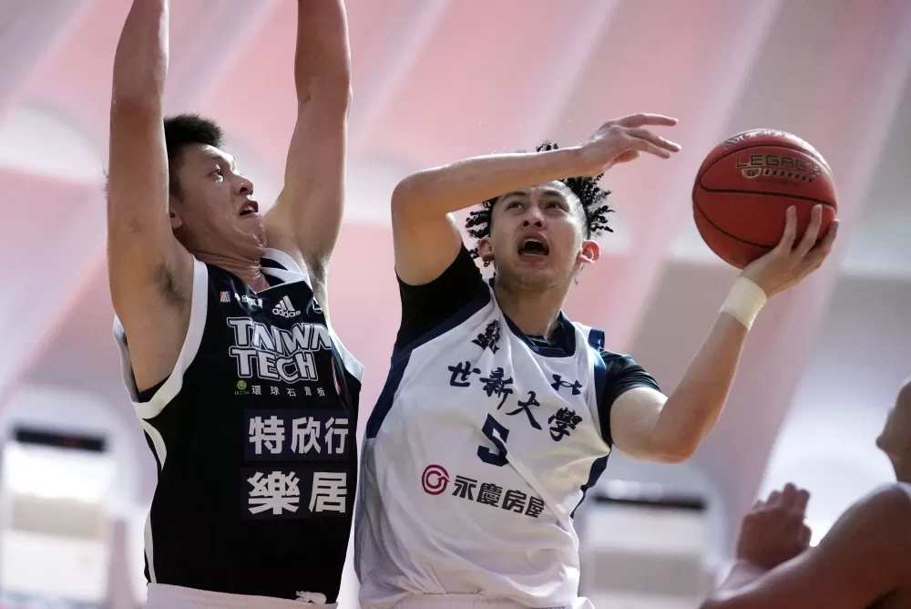 世新陳將（右）21分7籃板5助攻。大專體總提供。下同。