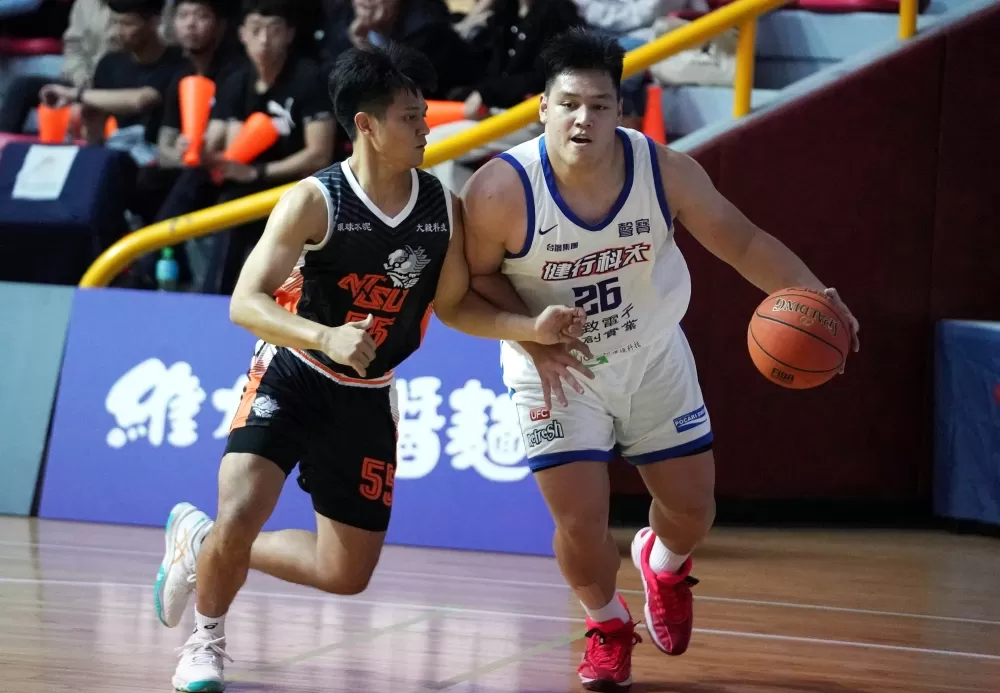 健行史魯齊(右)10分5籃板5助攻，與國體戴翊（左）。