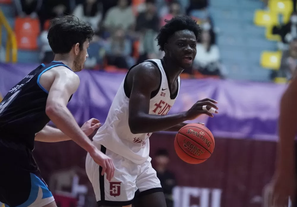 輔大凱德爾17分19籃板。