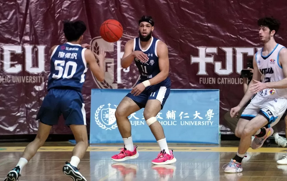 世新西睿11分7籃板。