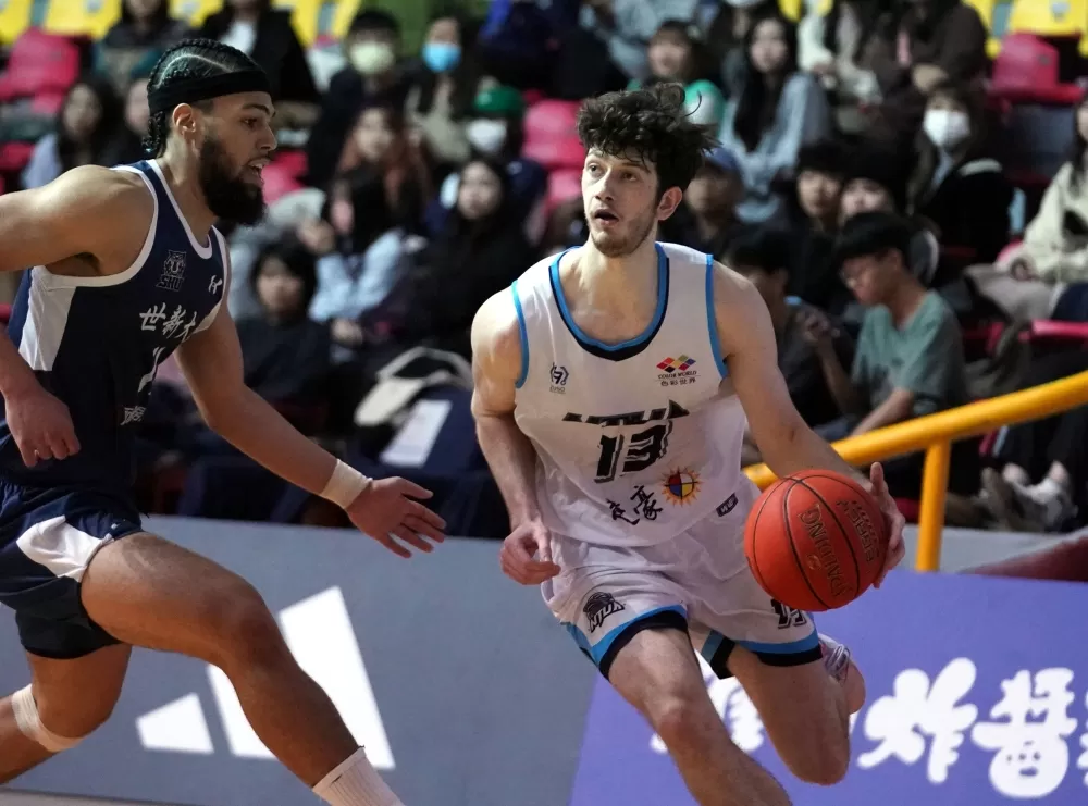 台藝飛尼克斯4外線攻下17分。