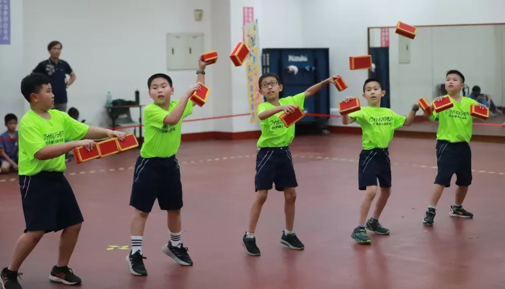 砌磚賽竹南國小的團體拋磚接力。（臺南大學提供）。