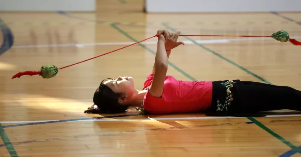 小女組流星球，選手用躺的也可讓流星球運轉（臺南大學提供）。