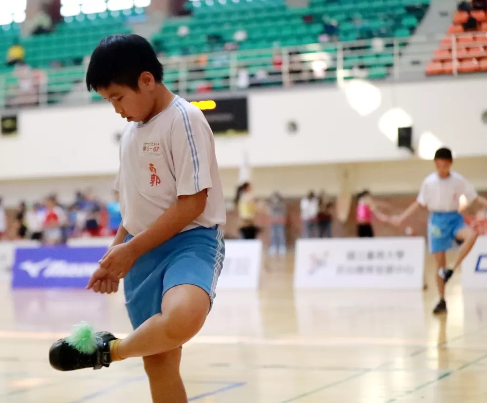 小男組的踼毽限時計次賽。臺南大學／提供。