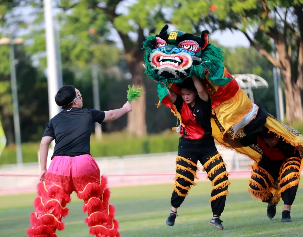 南投鳳鳴國中的獅頭由女生擔綱任（臺南大學提供）。