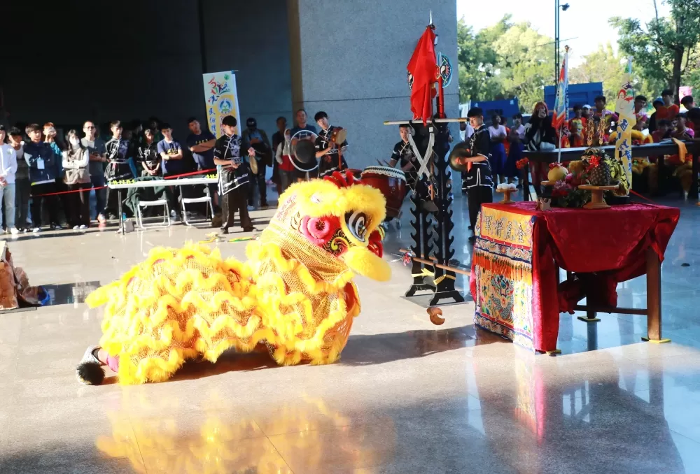 曾文農工醒獅隊把家裡的神案和虎爺都請來參加比賽，醒獅還搏杯請示神明（臺南大學提供）。