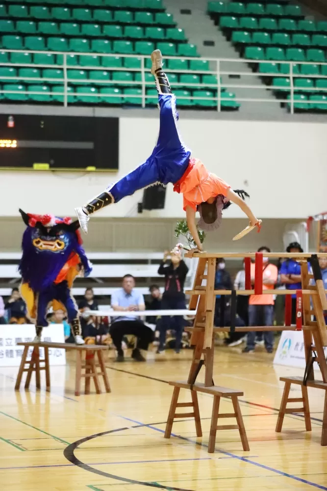 高雄民族國小大頭佛藝高人膽大，從四張板凳高度一躍而下。該校榮獲國小台灣獅多獅男（臺南大學提供）。