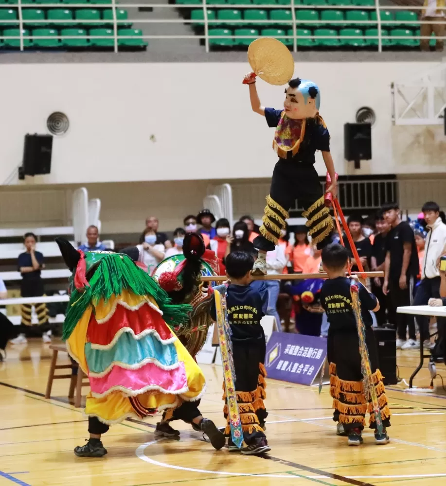 柳溝國小的結合“炸寒單”的橋段,很有創意(臺南大學提供)。