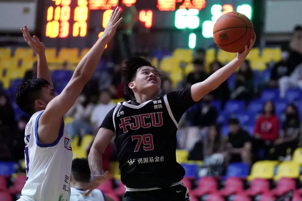 輔大鄭懷謙全場送出8助攻拿13分。