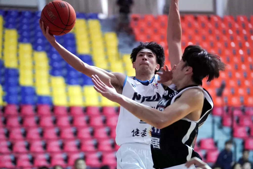 台藝黃濬彥（左）14分。​大專體總提供。下同。