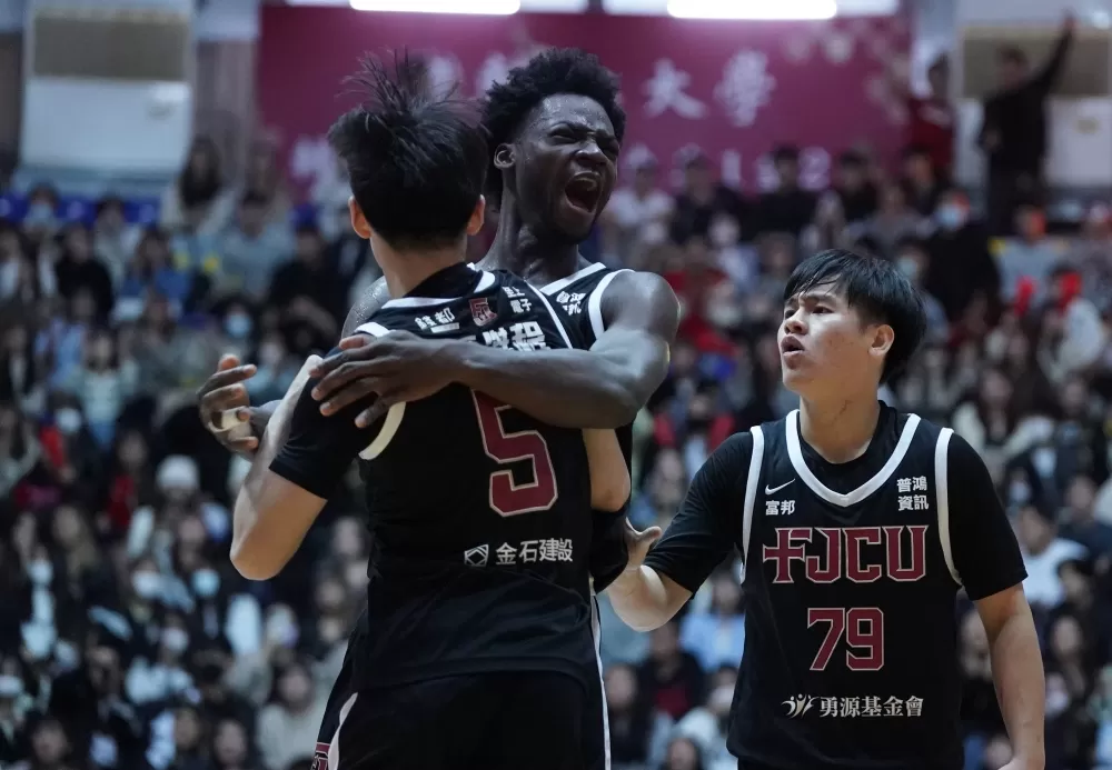 輔大凱德爾19分21籃板。