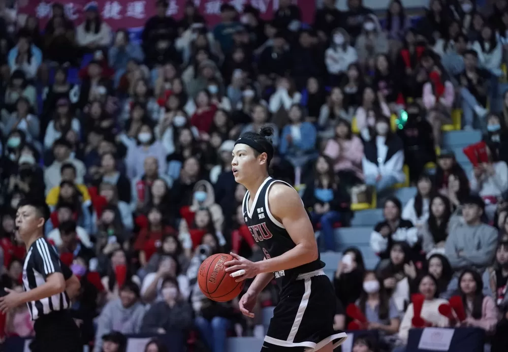輔大江均9分9籃板。