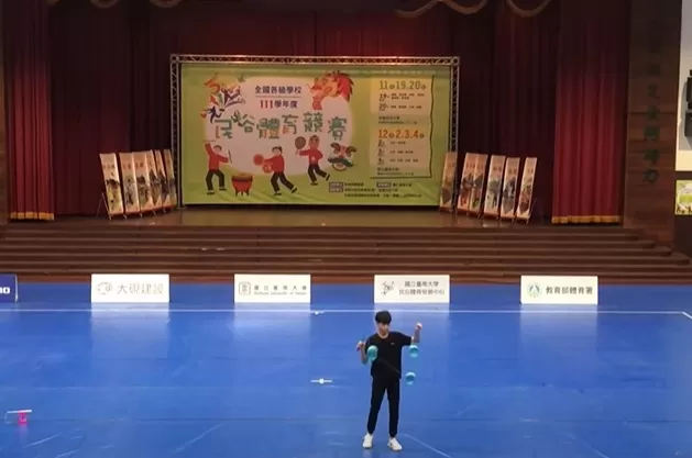 去年扯鈴高中個人舞台賽冠軍劉曜熙返鄉為學弟妹們特訓(翻攝自Whydiabolo Studio 為何扯鈴工作室）。