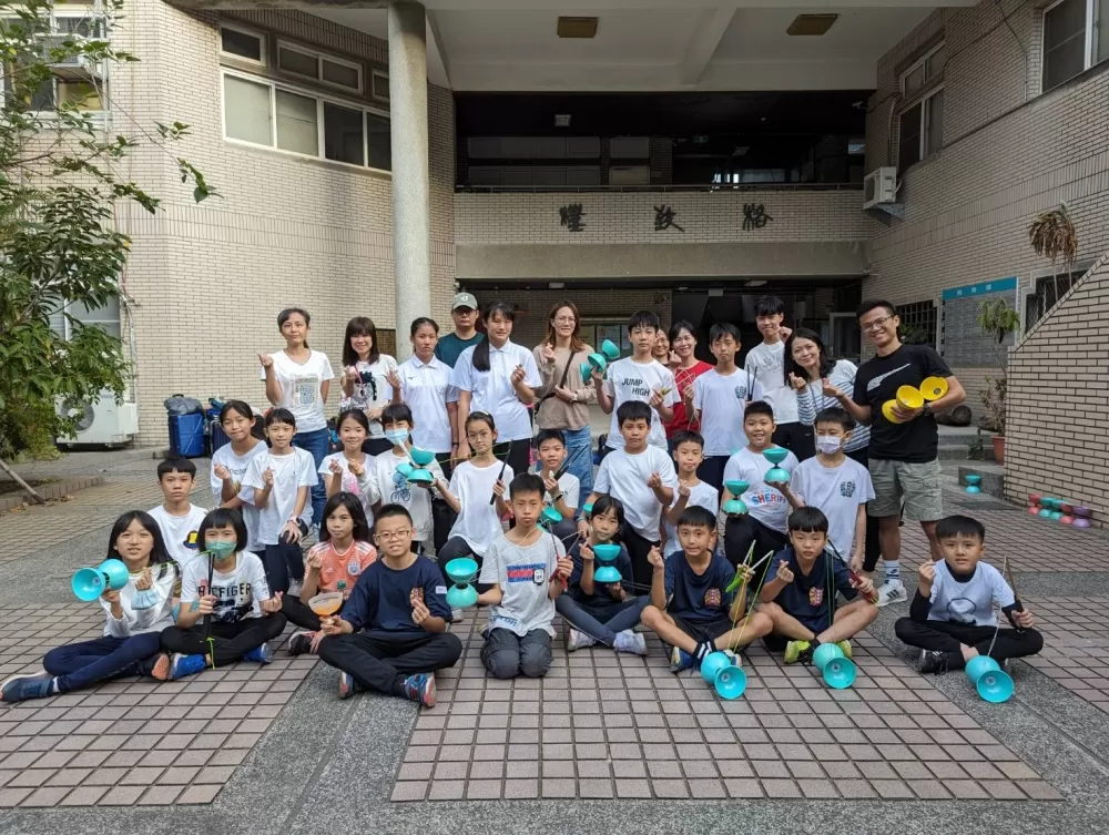 花蓮東華附小扯鈴隊伍（大合照）清晨六點出發臺南為參加全國最大民俗體育盛事（台南大學提供）。
