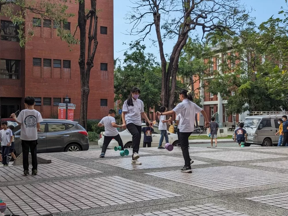 花蓮東華附小為把握難得的比賽機會特別於賽前加緊練習（台南大學提供）。