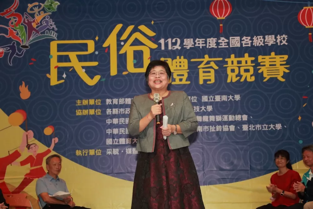 臺南大學校長陳惠萍以東道主身分致詞歡迎來自全臺各地的民俗體育精英（臺南大學提供）。