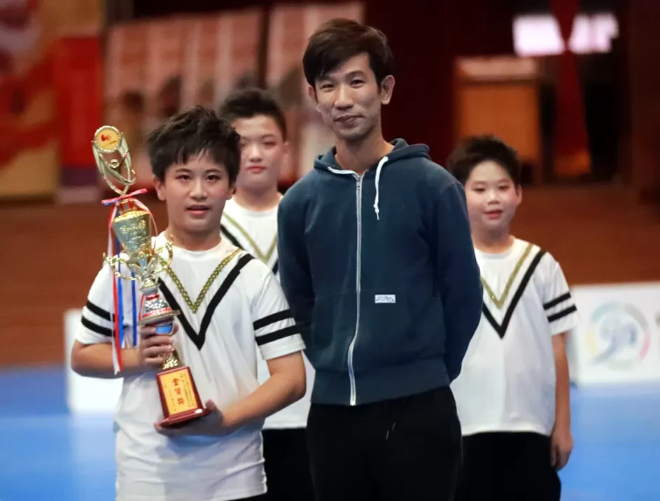 日本扯鈴鈴協會會長齋藤哲範（前排右）擔任頒獎貴賓。臺南大學／提供。