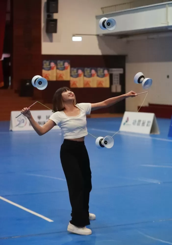 大專女舞台賽金質獎台北教大邱子秦的比賽服裝有設計過（臺南大學提供）。