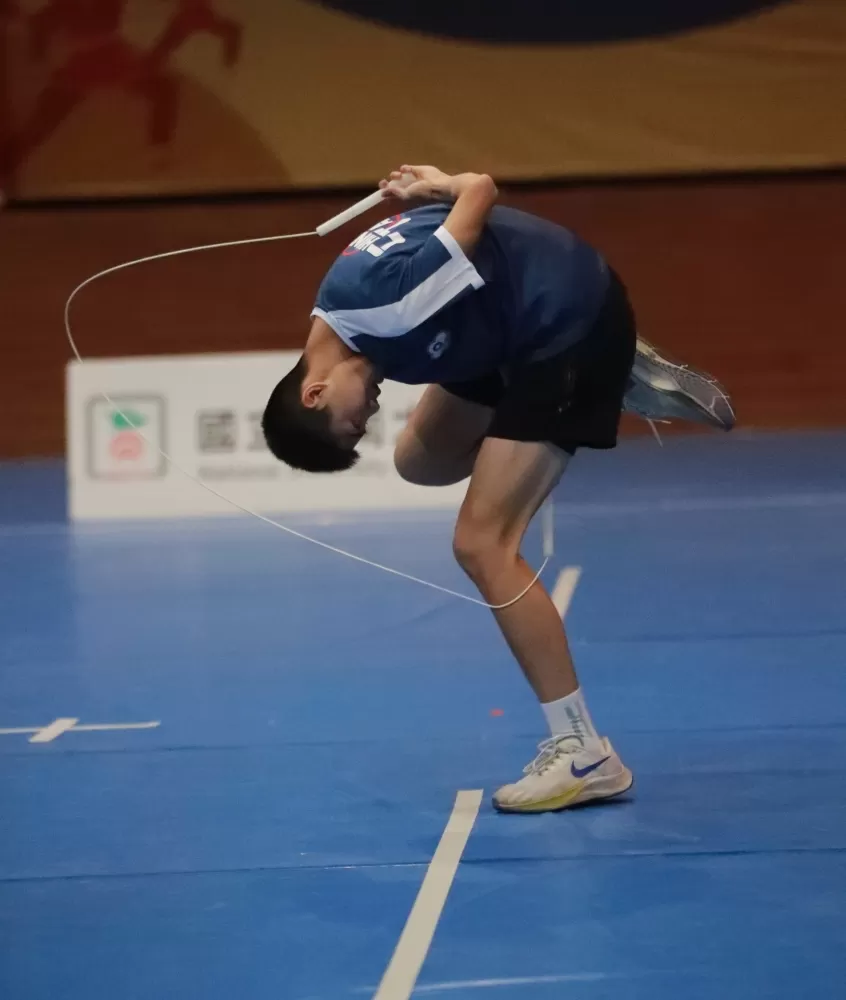 金門金寧國中何晟煒這種跳繩法,不拿「金質獎」很對不起他(臺南大學提供)。