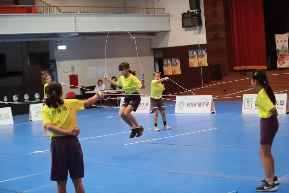 國小女花式團體混合組金質獎宜蘭竹林國小在蜘蜘網線中跳繩,功夫了得(臺南大學提供)。