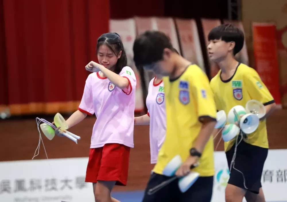 桃園慈文選手掉鈴,自責痛哭退場(臺南大學提供)。