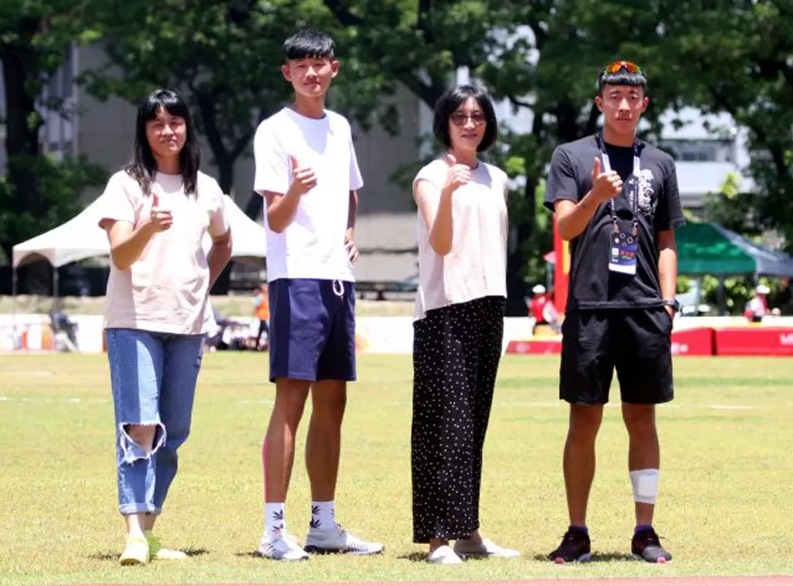高中時期的陳威宇(左二)和媽媽蘇瓊媚(左起)、阿姨蘇瓊月和表哥卓家玄。林嘉欣/攝影。