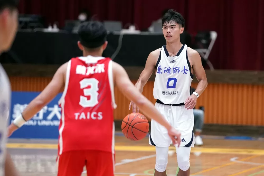 哥哥高師魏莨哲(右)與弟弟臺師魏芃禾(左)同場較勁。大專體總提供。下同。