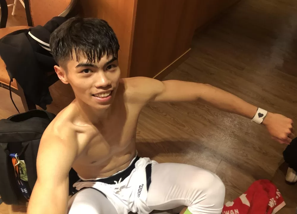 高師魏莨哲一秀左手護腕的「心如止水」。