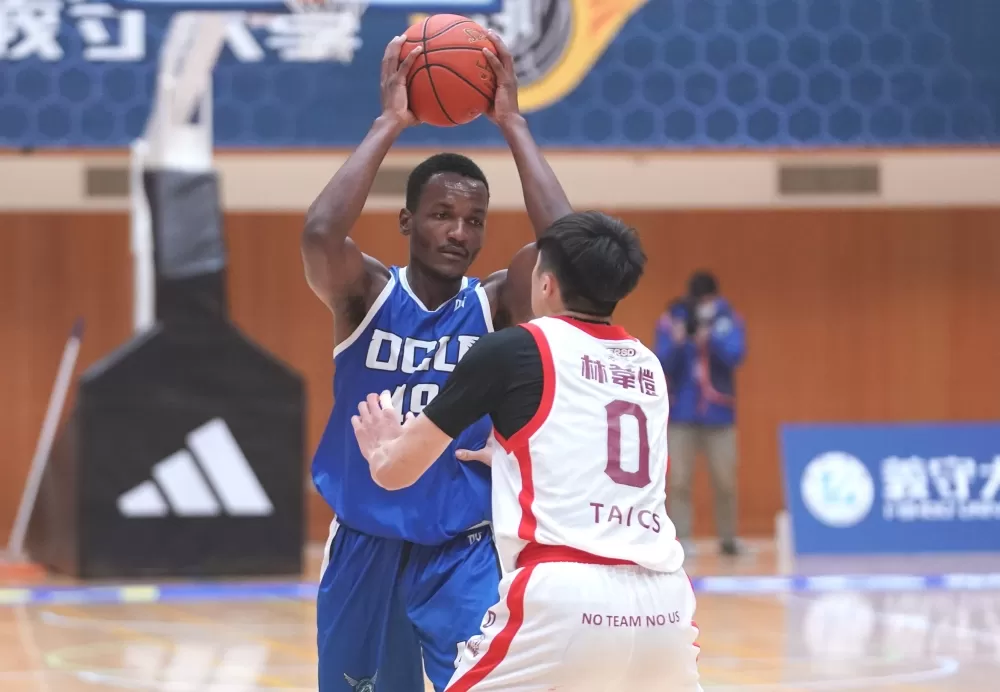 僑光米利恩23分24籃板 。大專體總提供。下同。