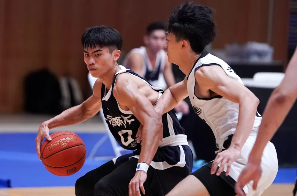 高師魏莨哲(左)拿下全場最高24分,外加8籃板、6助攻。大專體總提供。下同。