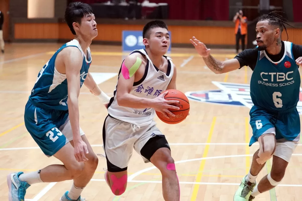 高師王語烽飆關鍵三分彈,拿9分、10籃板、6助攻。大專體總提供。下同。