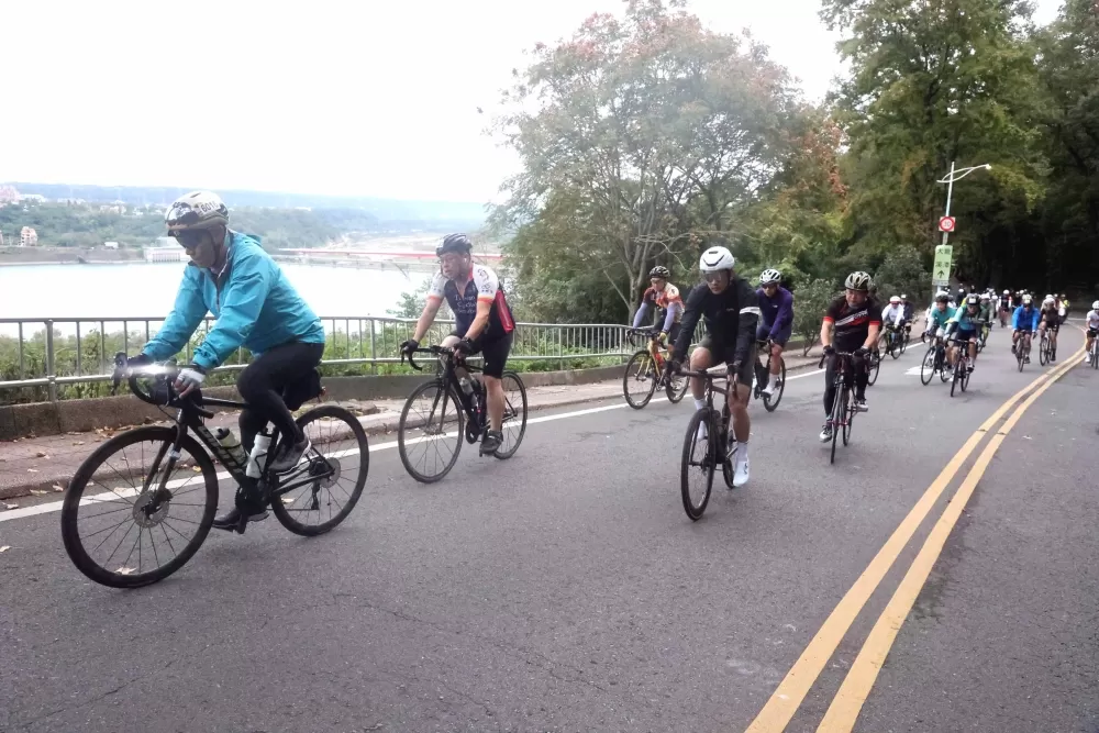 車陣行經石門水庫。中華民國自行車騎士協會提供。