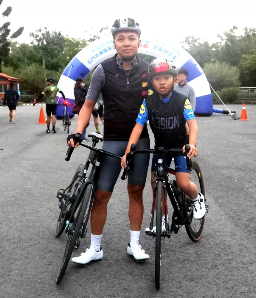 張群盛、張鈞晧父子檔。中華民國自行車騎士協會提供。